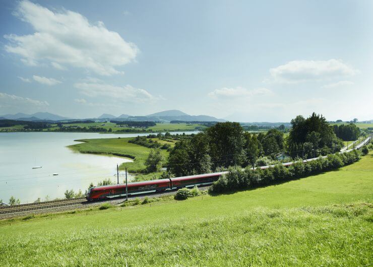 Zug in Landschaft © ÖBB-Philipp Horak